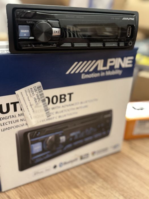 Radioodtwarzacz samochodowy ALPINE UTE-200BT