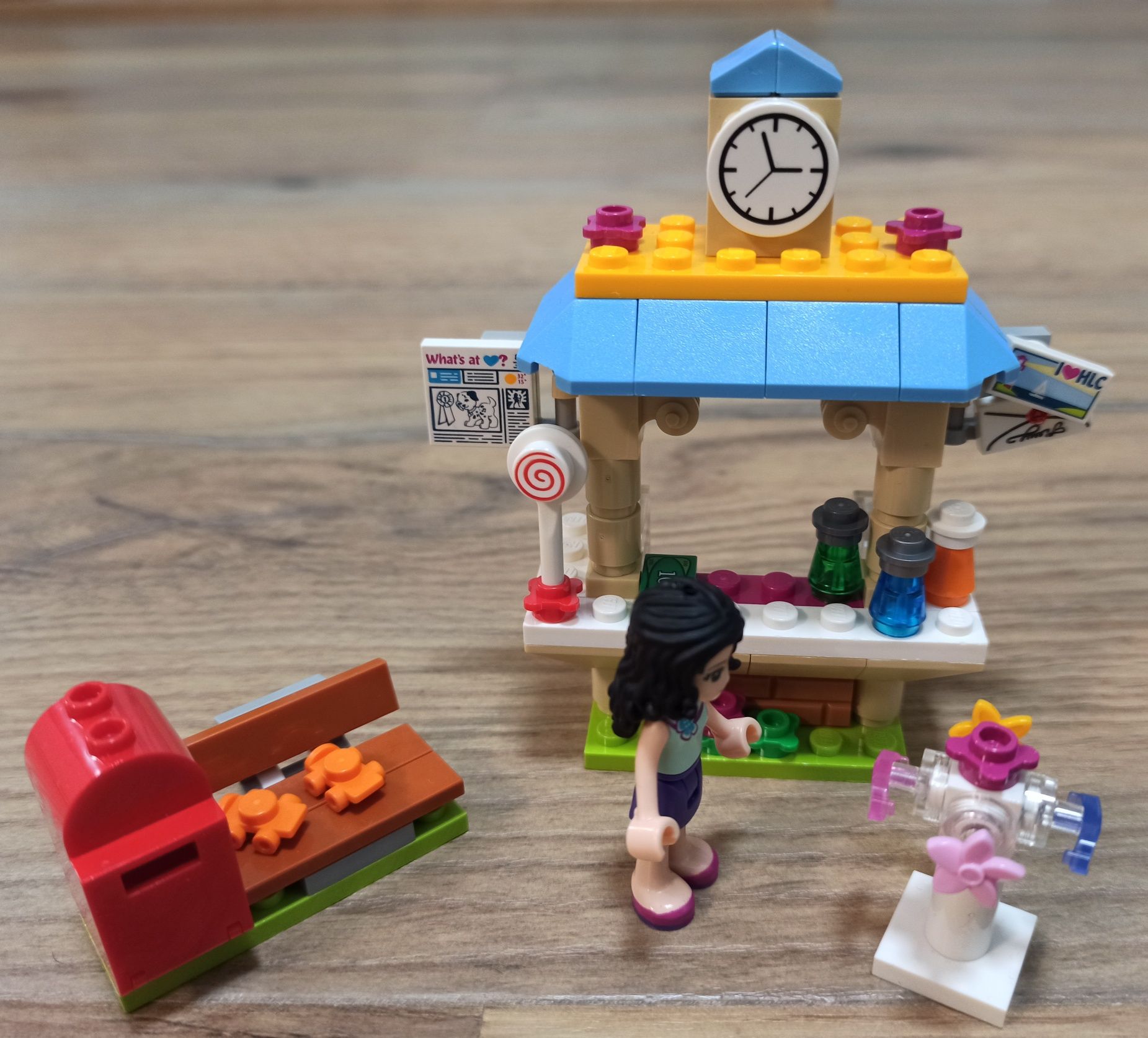 Lego Friends - Turystyczny kiosk Emmy (nr 41098)