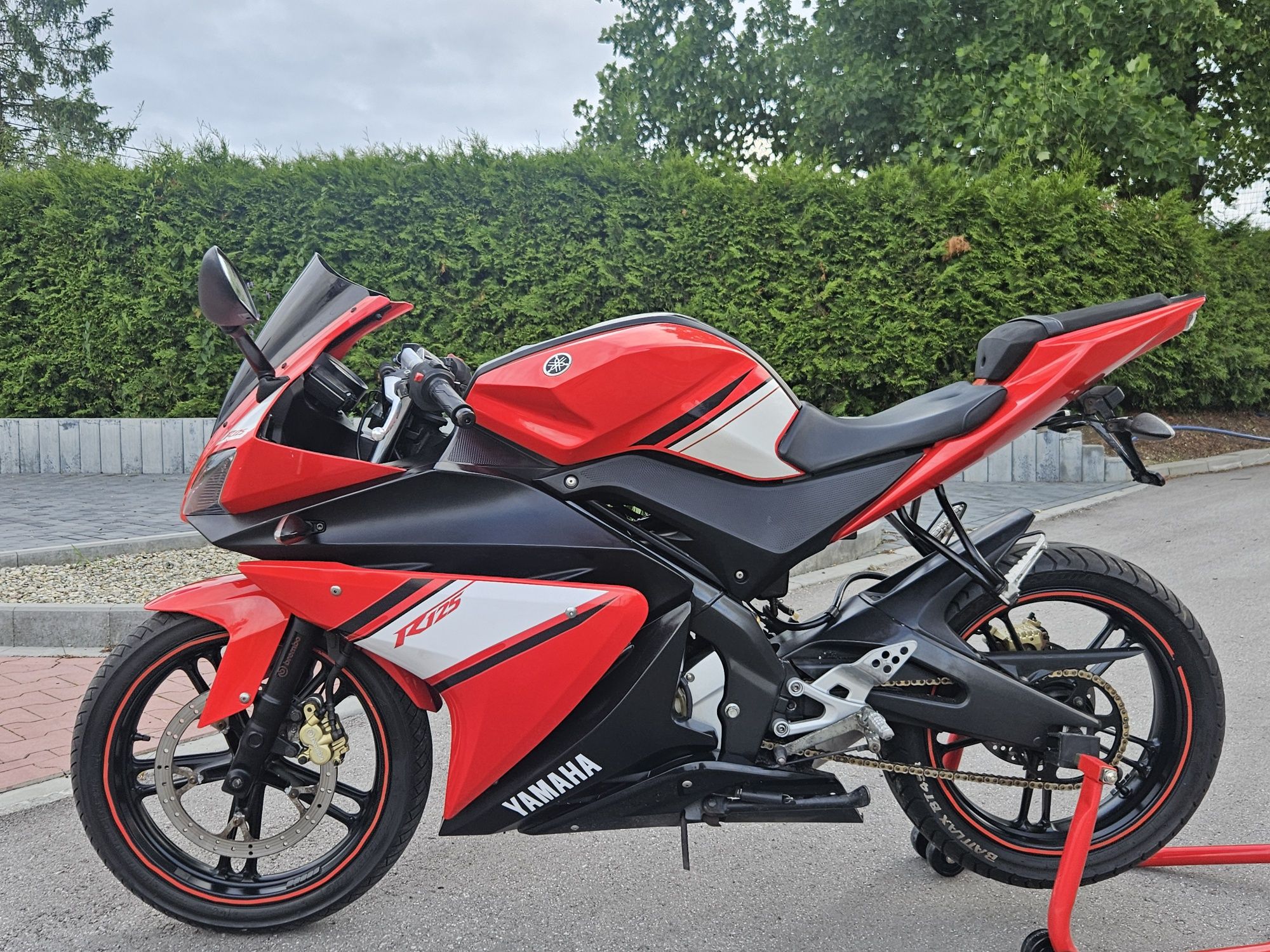 Yamaha yzf-r125 R125 ZADBANA czerwona niski przebieg