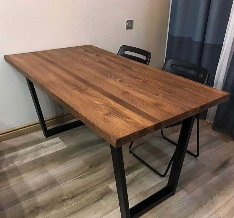 Обідній стіл з дерев'яною стільницею