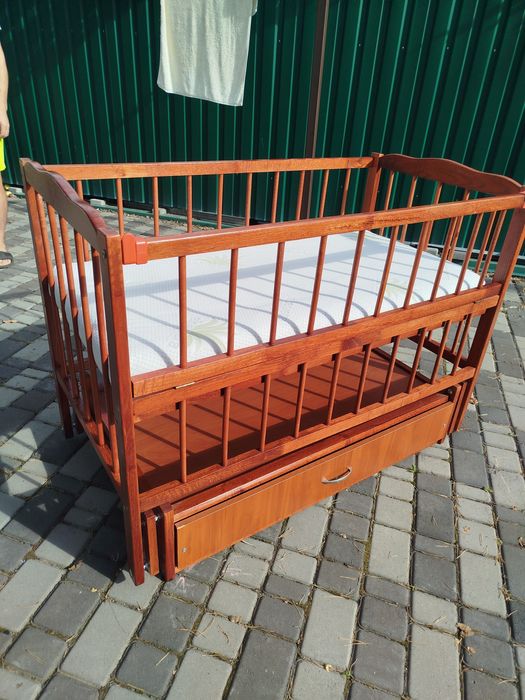 Дитяче ліжечко з маятникоподібним механізмом.