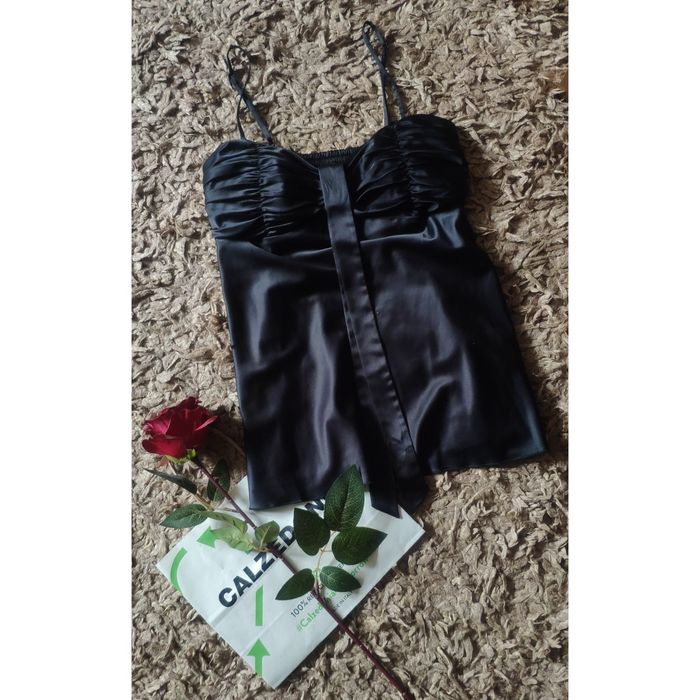 Satynowa elegancka bluzka w kolorze głębokiej czerni a'la jedwab