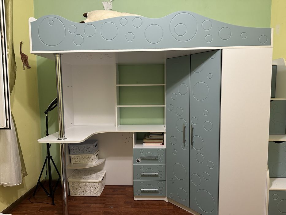 Ліжко горище, шафа, письмовий стіл.