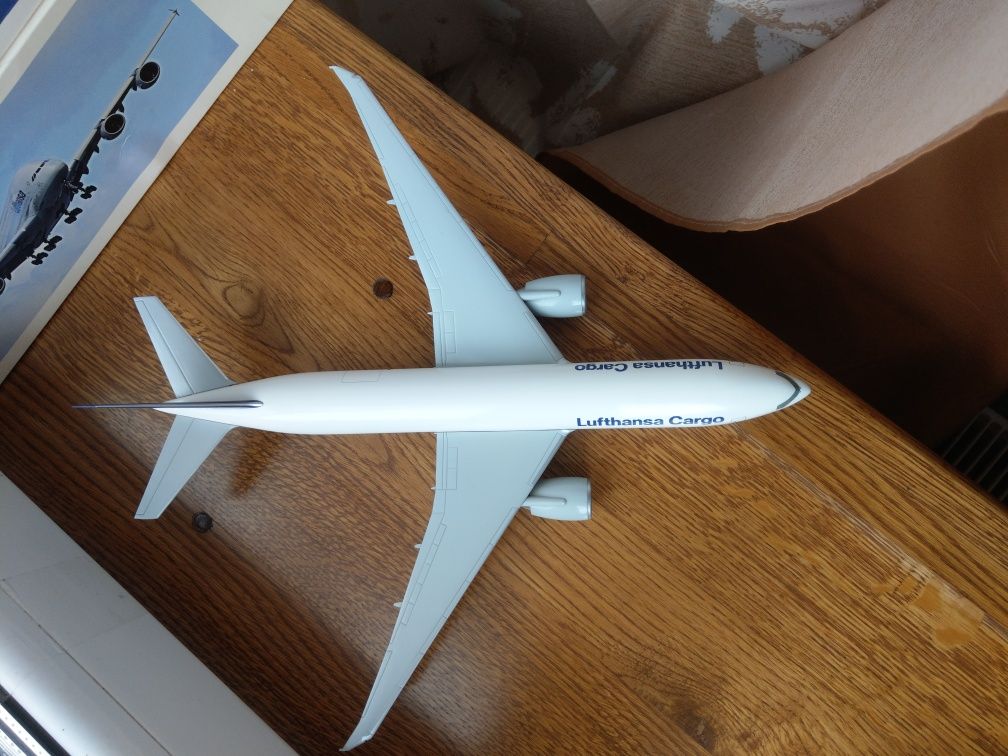 Модель самолета BOEING 777 FREIGHTER, Lufthansa, Limox 1:200, Германия