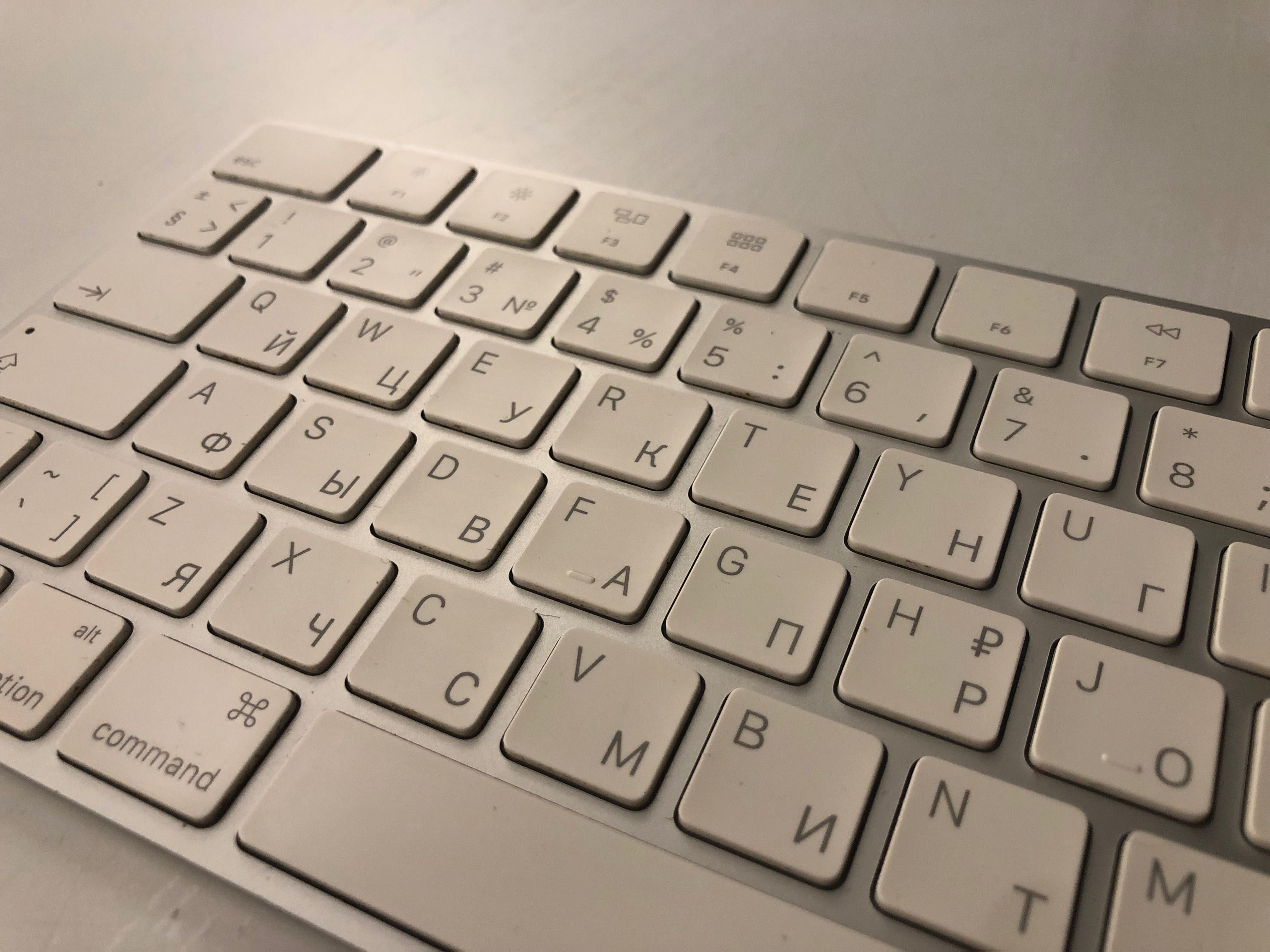 Безпровідні клавіатура і мишка Apple