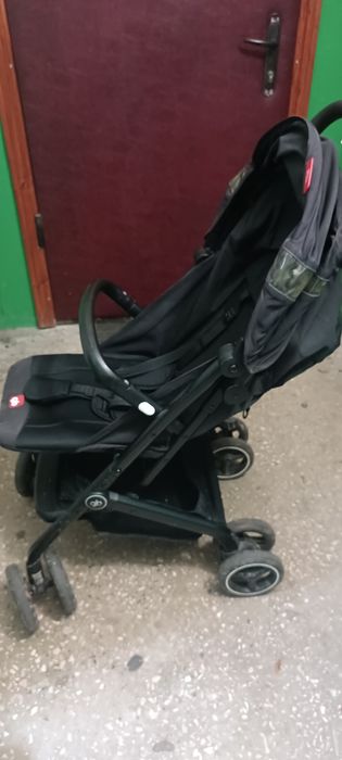 Прогулочна коляска