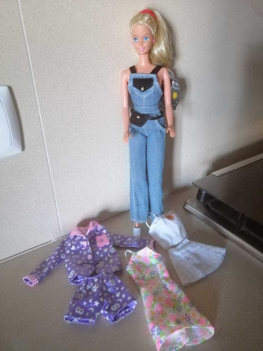 Boneca Barbie Loura e de Olhos Azuis