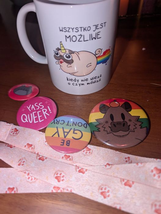 Kubek, smycz i przypinki LGBT