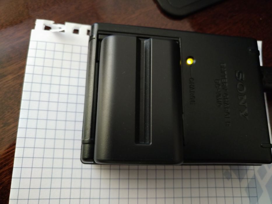 Зарядне для фотоапаратів серії Sony Alpha - Sony ВС-vm10+2 акумулятори