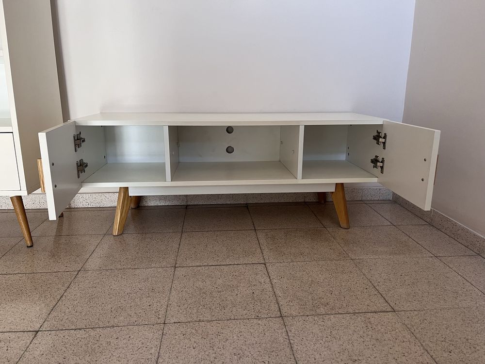 Dwie szafki - jedna z półkami i szufladą oraz szafka pod telewizor