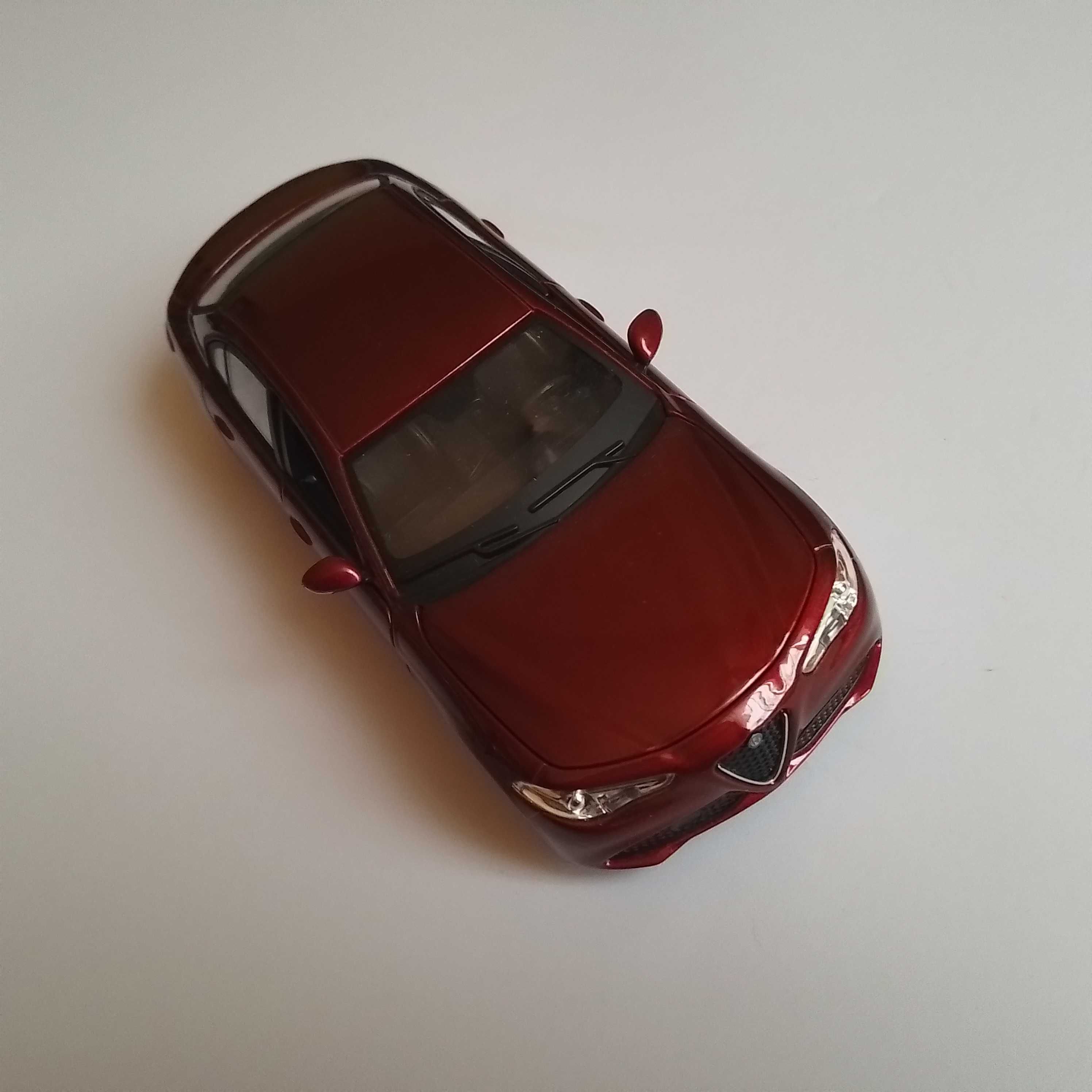 Alfa Romeo Giulia model BBURAGO 1:24 bordowy + najazdy + gablotka