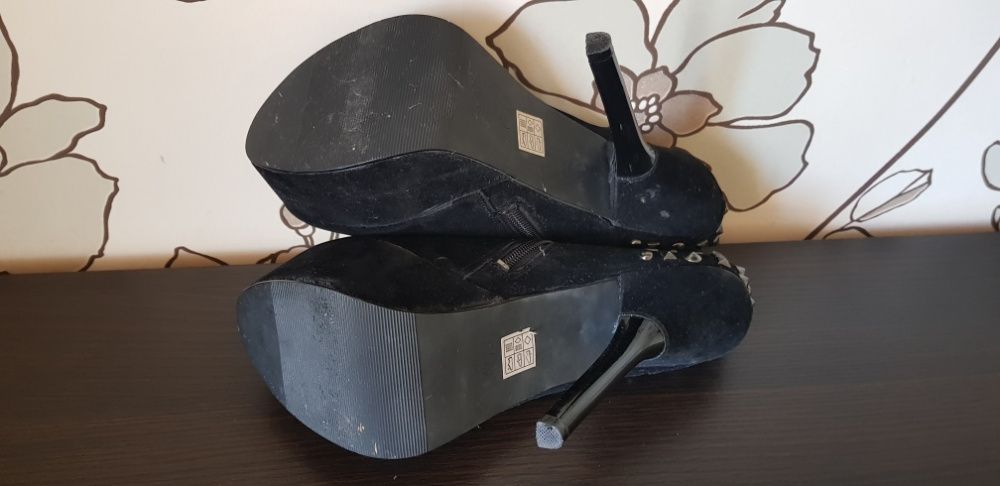 Buty damskie obcasy r. 40 jak nowe