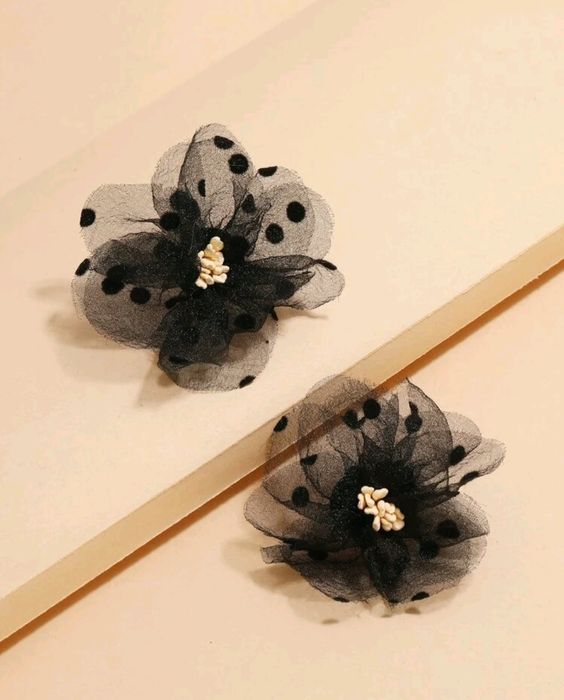 Kolczyki sztyfty kwiaty materiałowe czarne w kropeczki