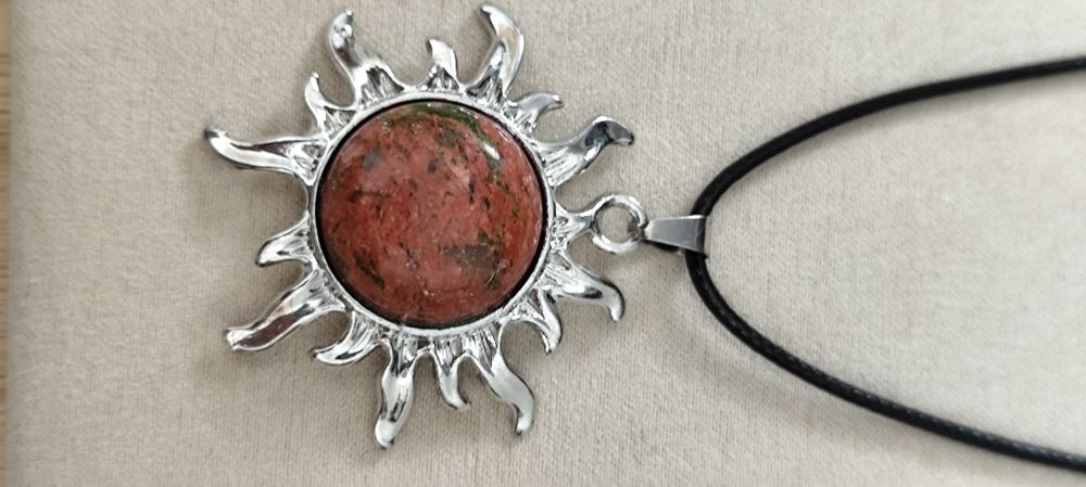 Colar com sol e pedra no centro