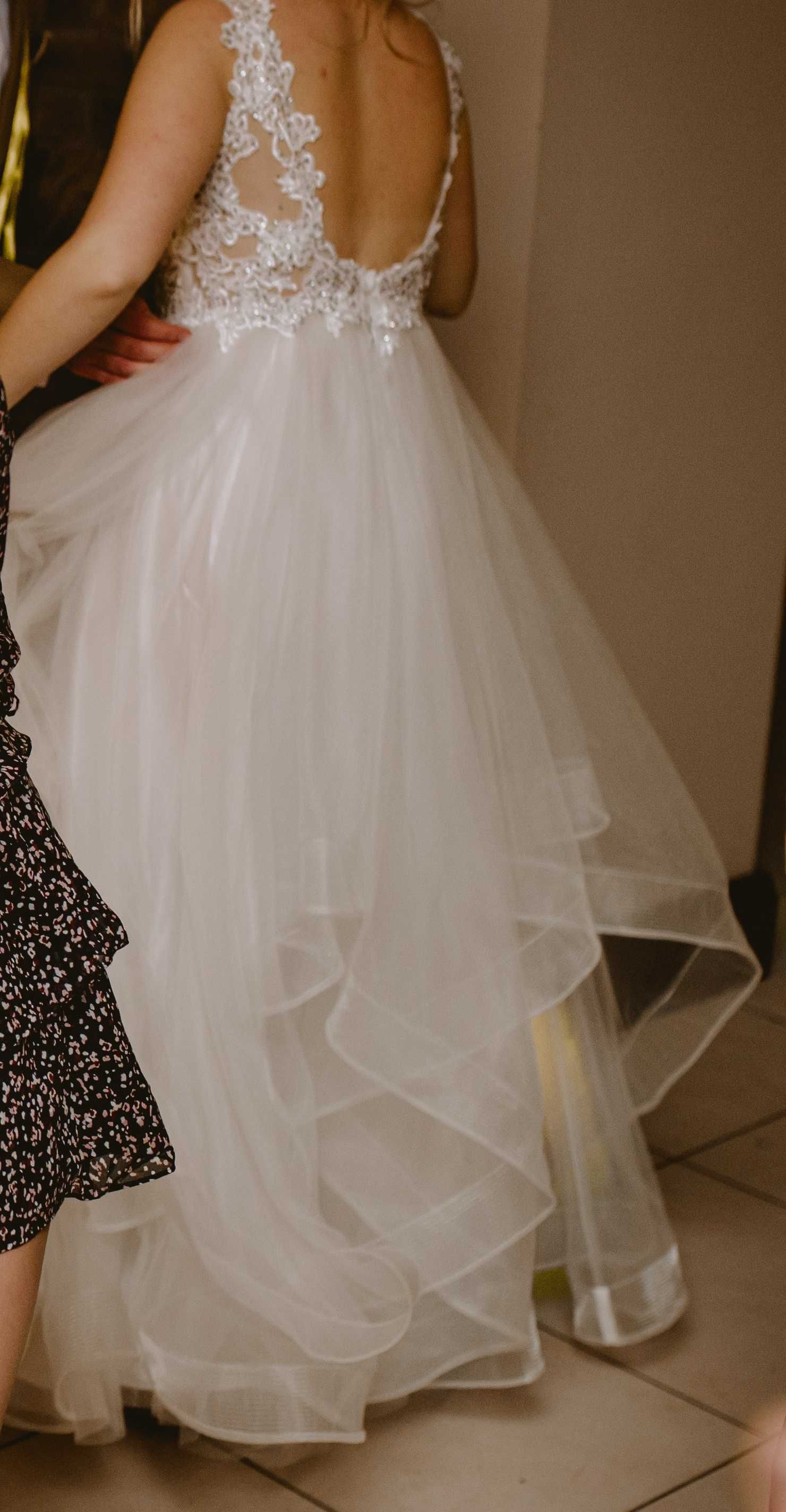 Niepowtarzalna suknia ślubna z falbanami