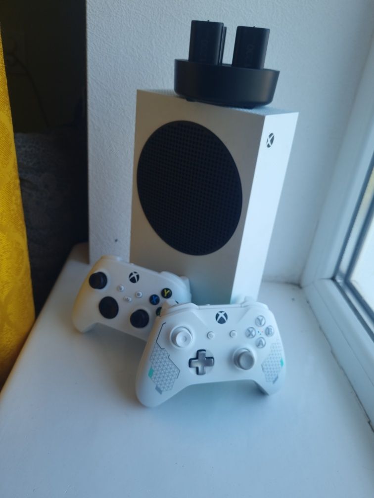 Xbox series s 512 + акк з 30 + іграми + 2 геймпада