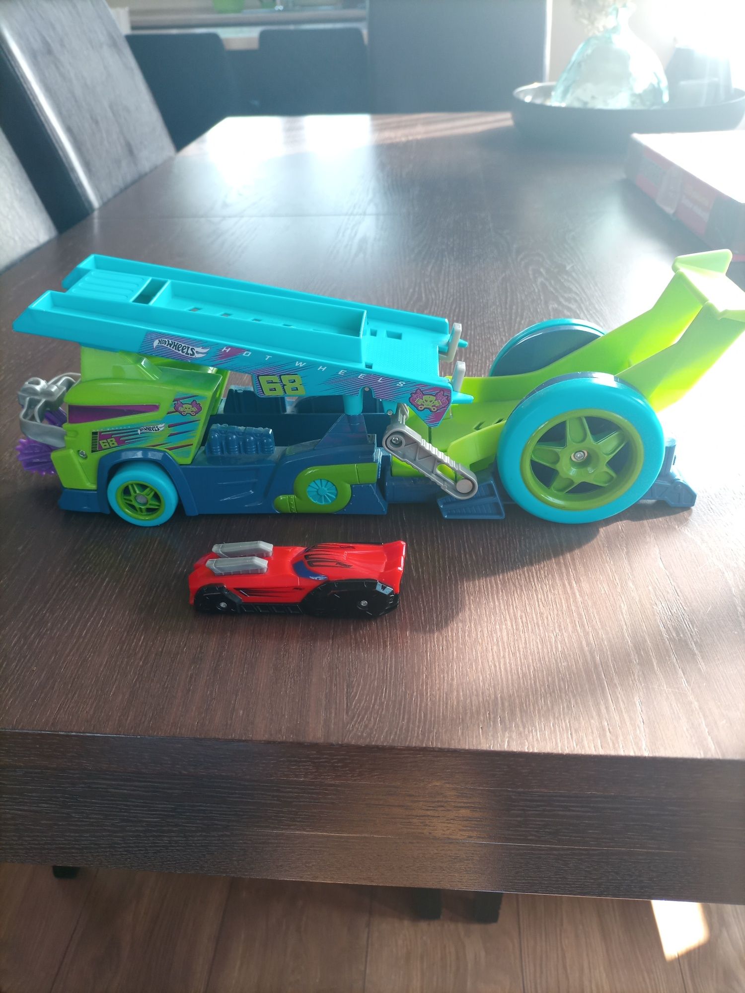 Hot Wheels Automagnesiaki ciężarówka DHY26