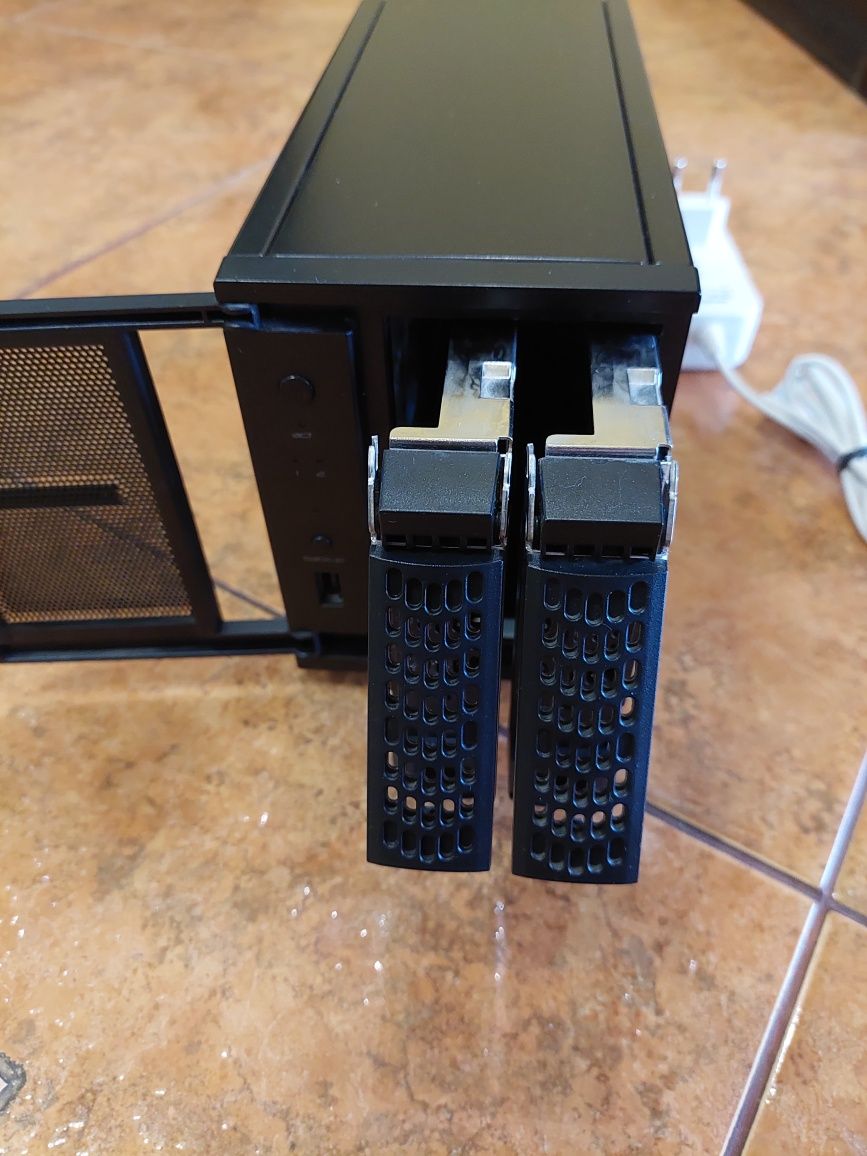 Сетевое хранилище Netgear ReadyNAS DUO v2