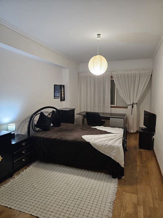 Alugo quarto espaçoso mobilado com tv