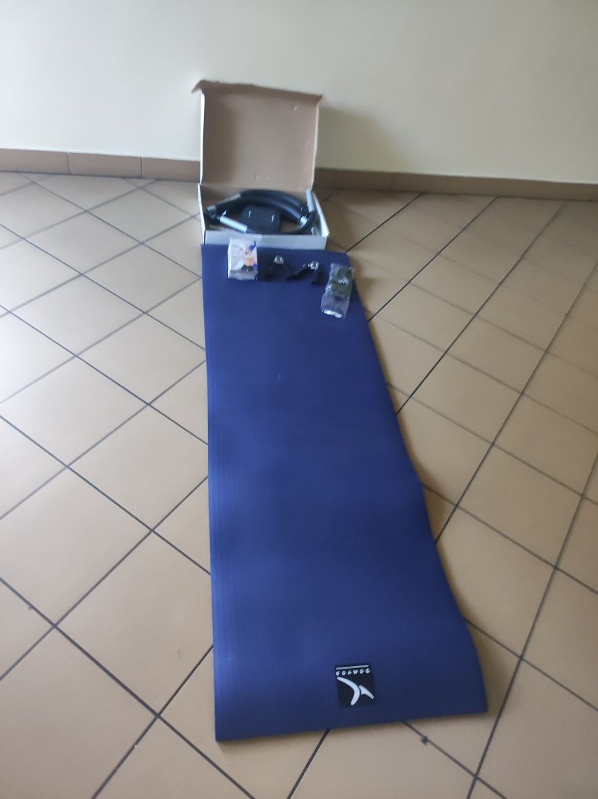 Przyrząd do ćwiczenia brzuszków z mata i grupami