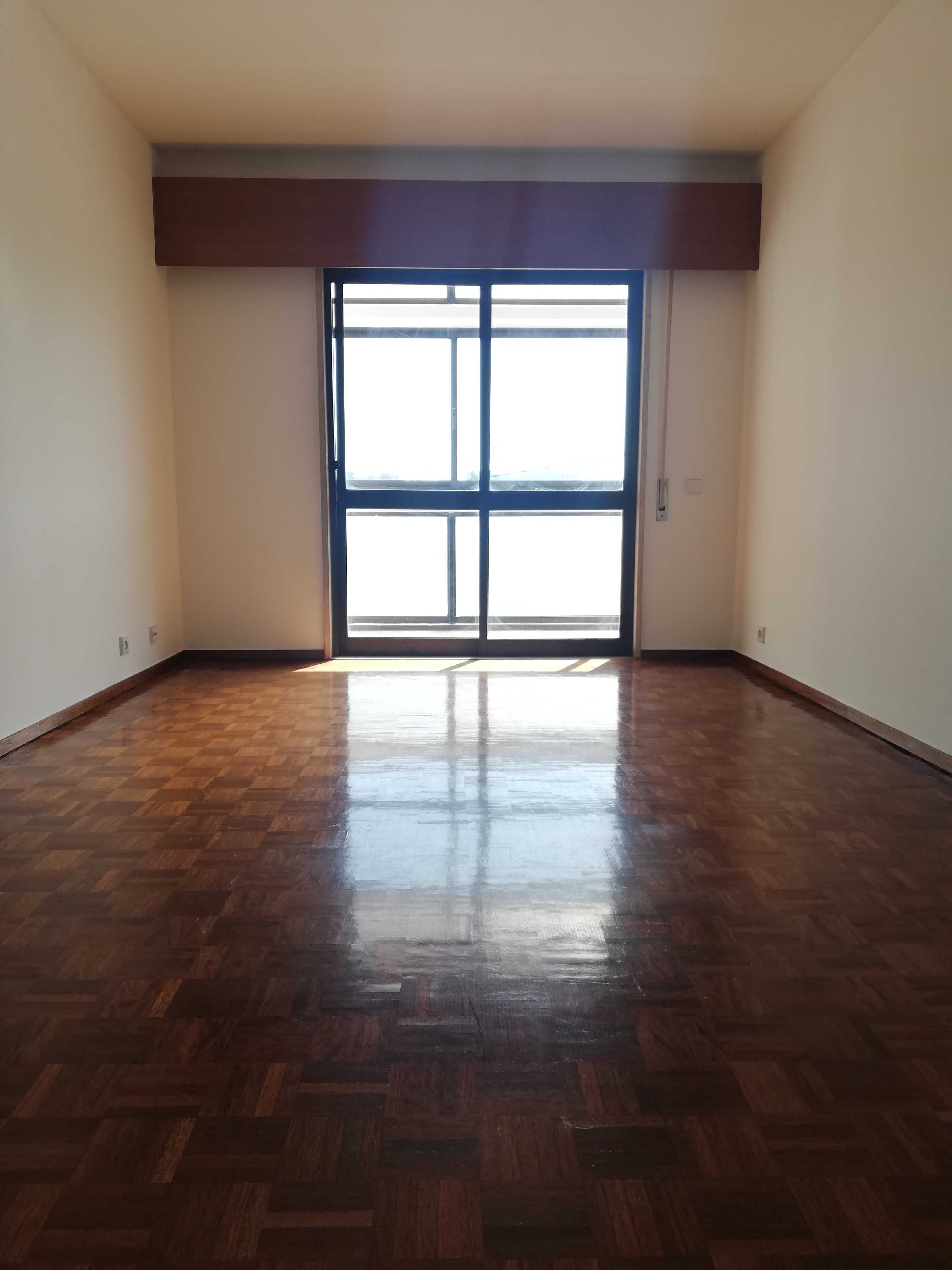 Arrenda-se T4 em Telheiras Sul - €1.700,00/mês