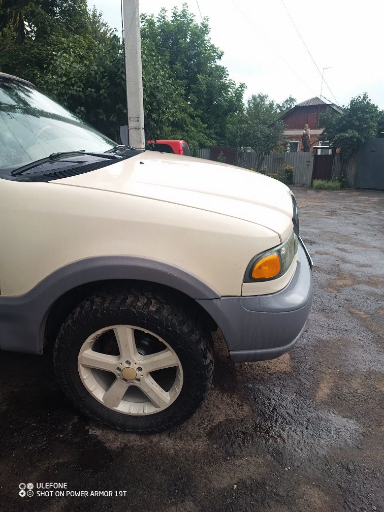 Продам с механической кпп Lincoln Navigator  1998г