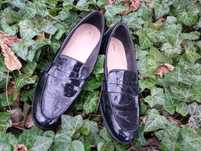 Czarne loafersy półbuty mokasyny lakierki skóra lakierowana 42 Clarks