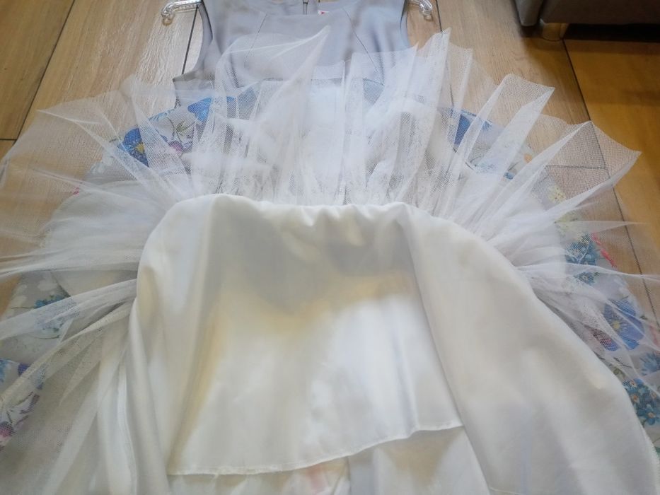 Elegancka sukienka w kwiaty komunia wesele