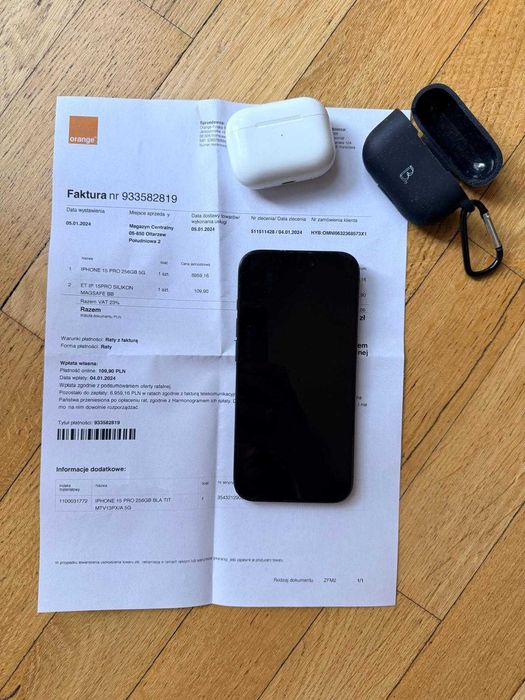 iPhone 15 pro oraz słuchawki iPods pro 2