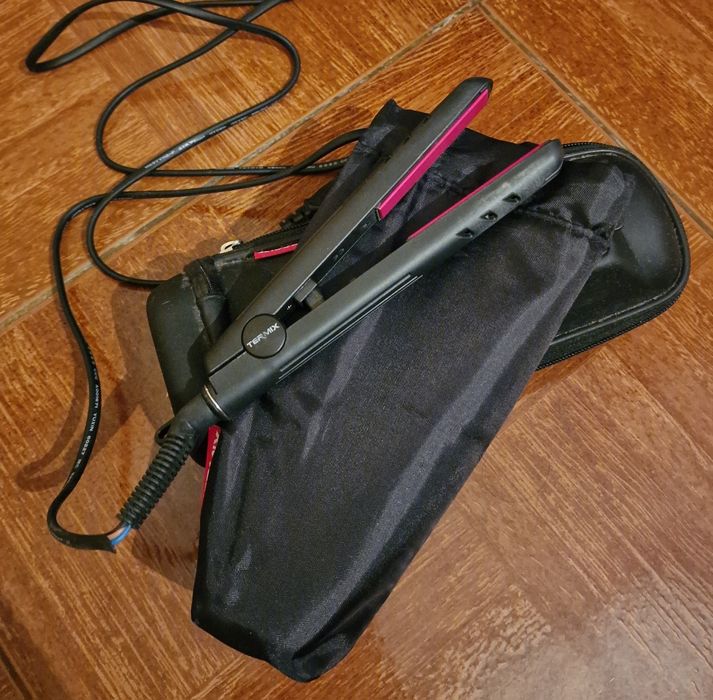 Placa de alisar cabelo e franja com bolsa e caixa