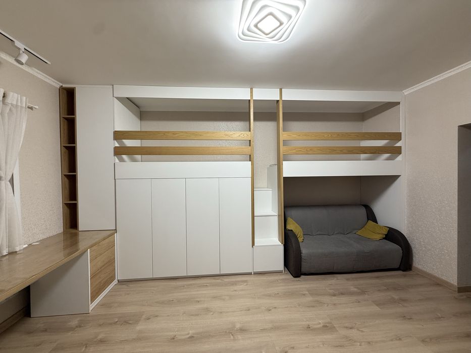 Дитяча стінка з шафами та ліжками для двох