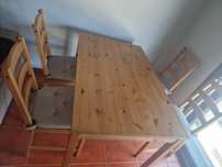 Mesa com 4 cadeiras.