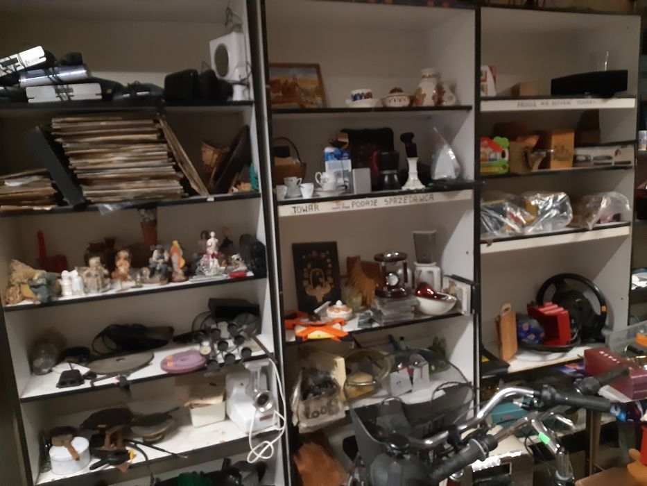 Wyprzedaż staroci z prlu.