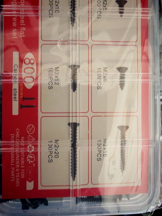 Caixa com 800 parafusos