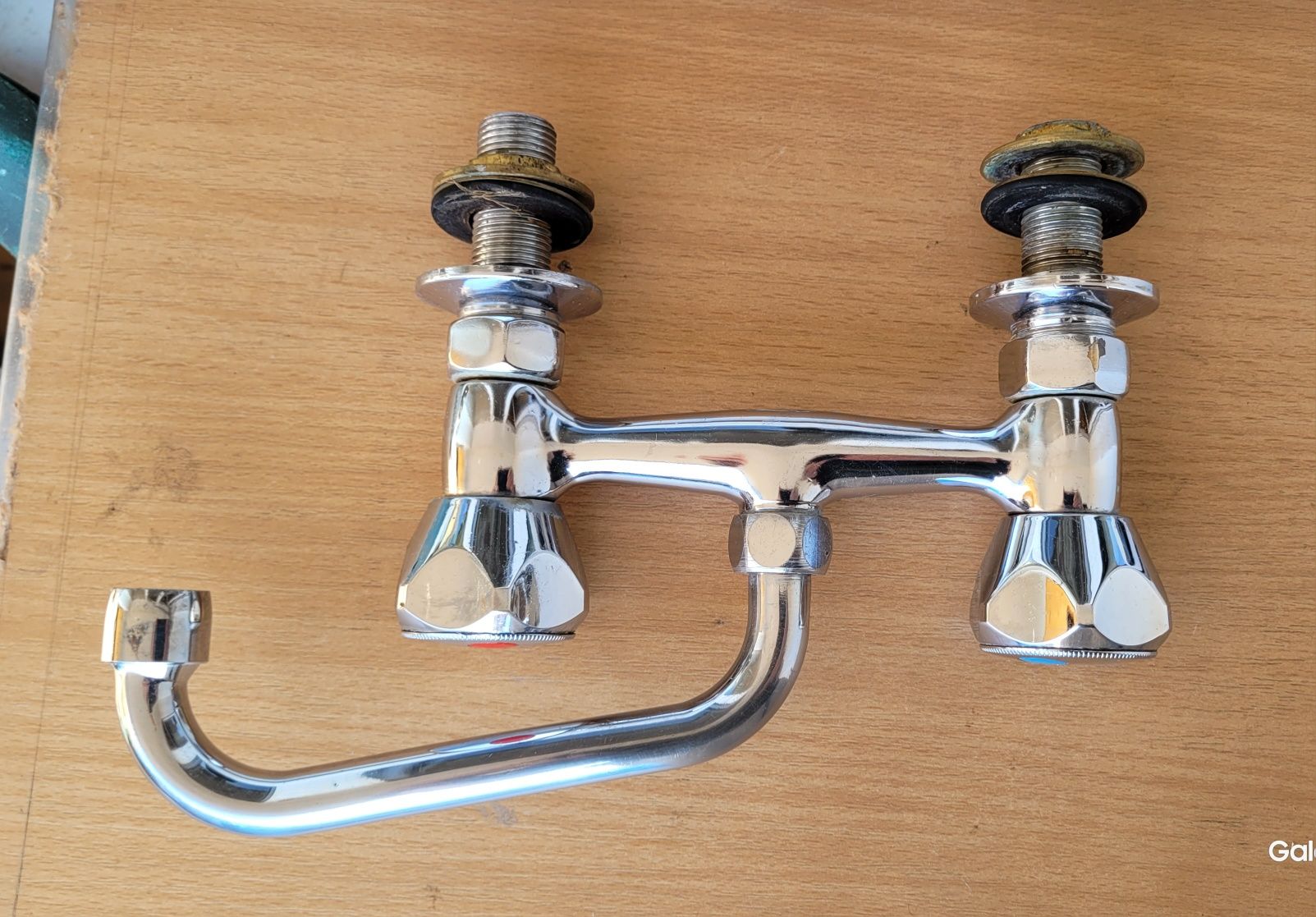 Stara bateria retro pionowego mocowania