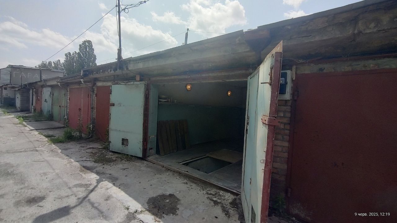 Гараж Академмістечко Степанченка 8а ГБК Факел 21квм+яма Цегляний.