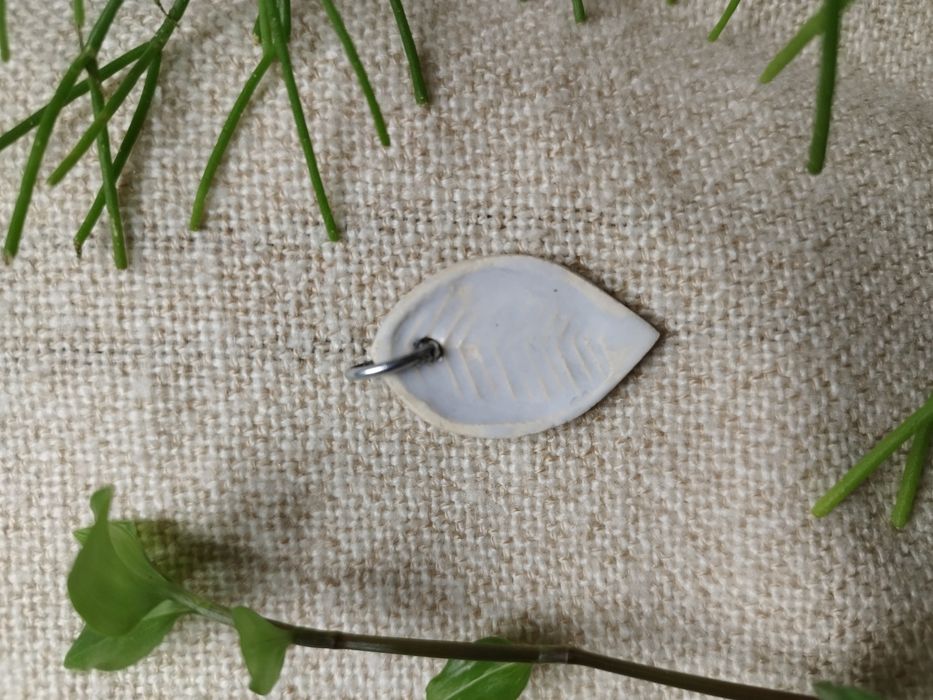 Ceramiczna zawieszka naszyjnik szary liść handmade