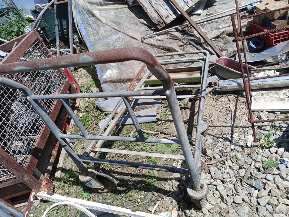 Carrinho com rodas usado