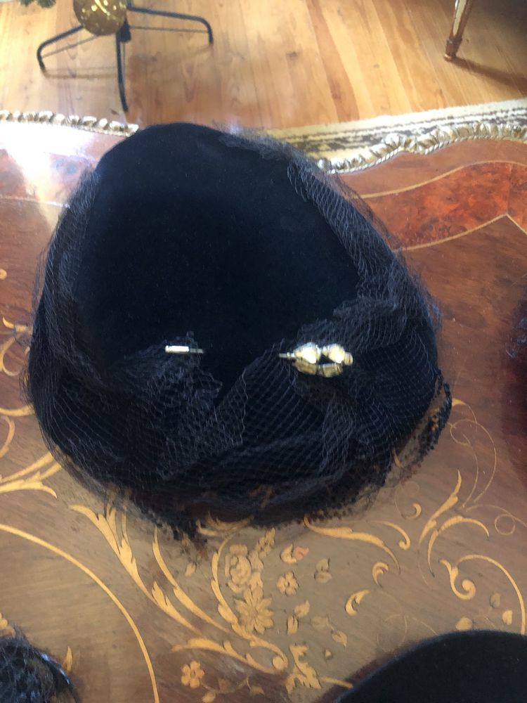 Conjunto de chapeus de senhora e um de homem muito antigos