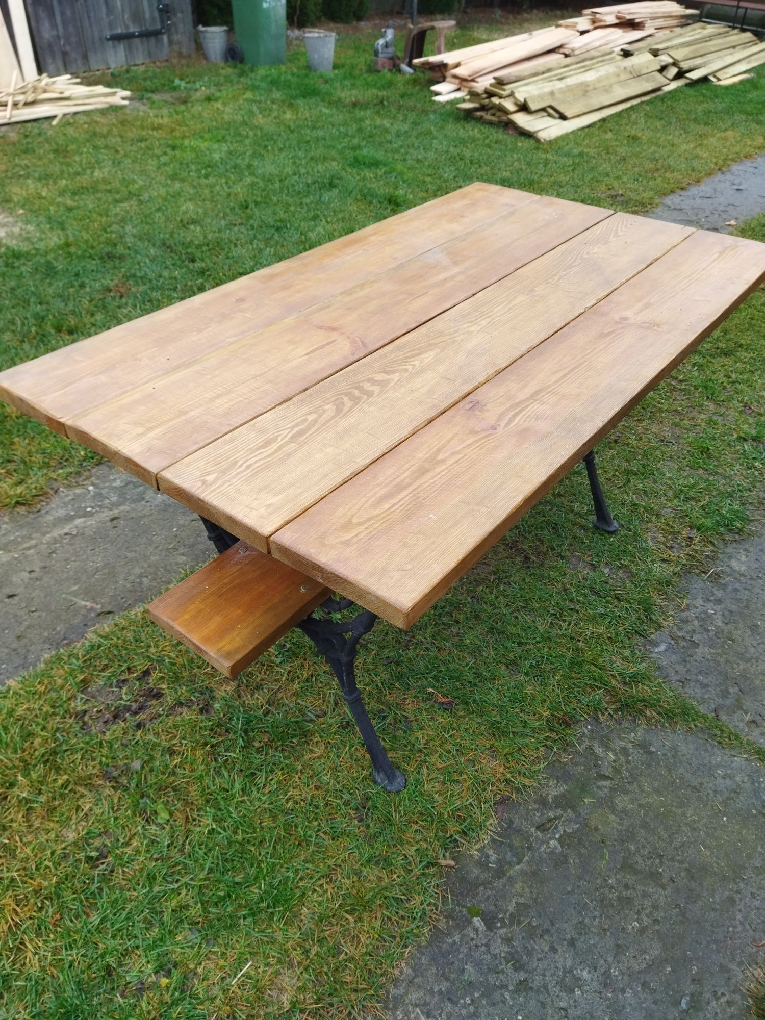 Drewniany stół z desek sosnowych