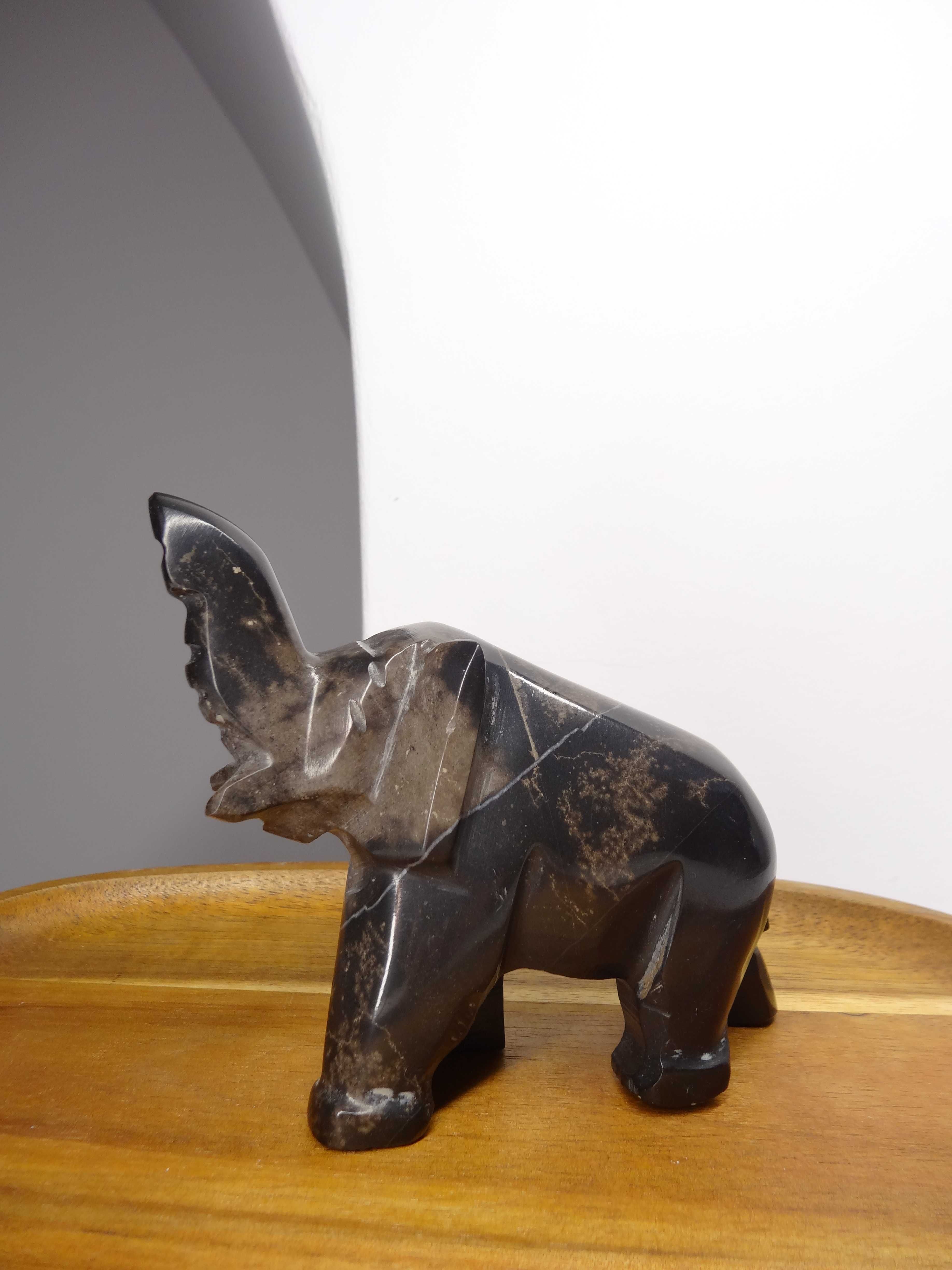Słoń z kamienia, figurka