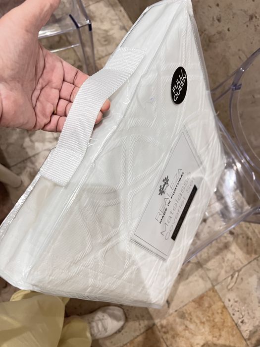 Colcha de exportação com duas almofadas iguais.