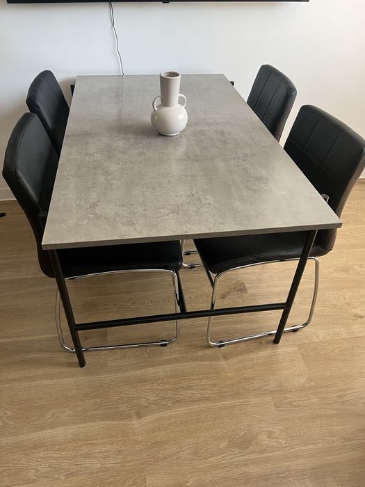 Stół plus 4 krzesła jysk