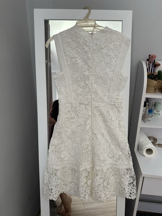 Біла мереживна сукня