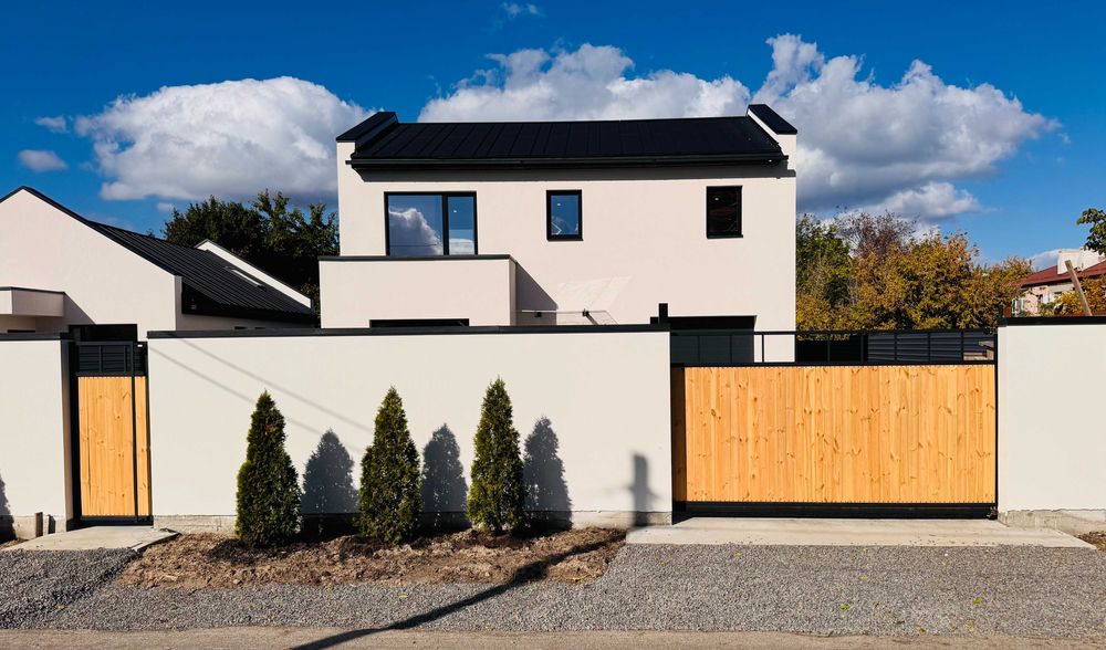 Продається двоповерховий будинок у Дахнівці