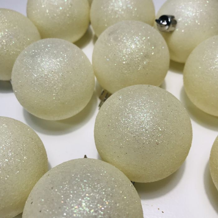 Bolas natal brancas com brinlhantes