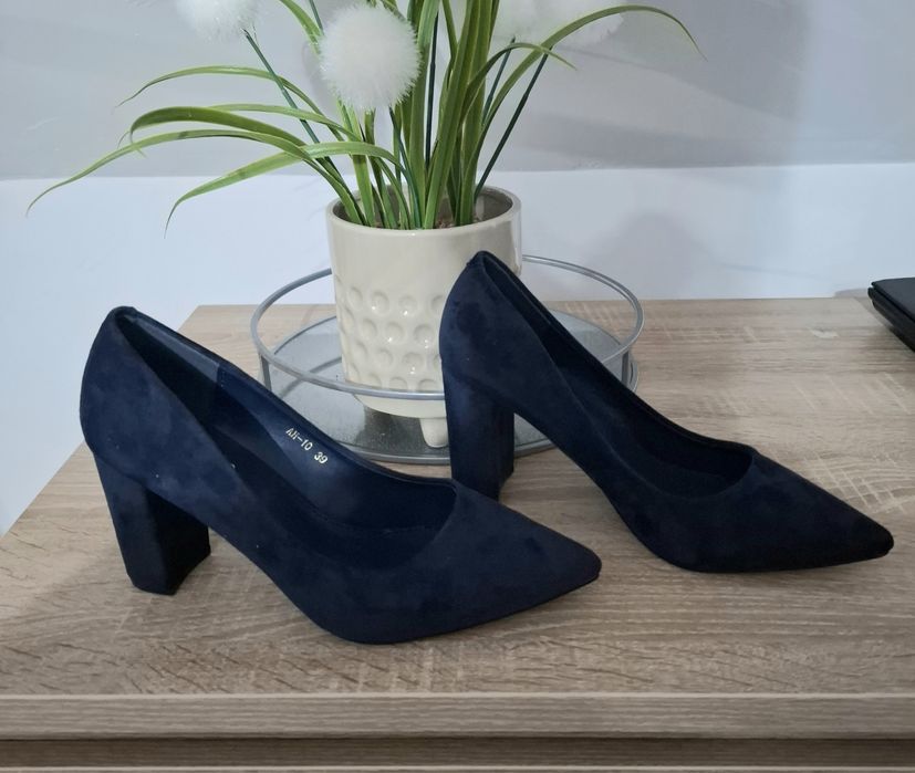 Nowe granatowe czolenka na słupku rozmiar 38