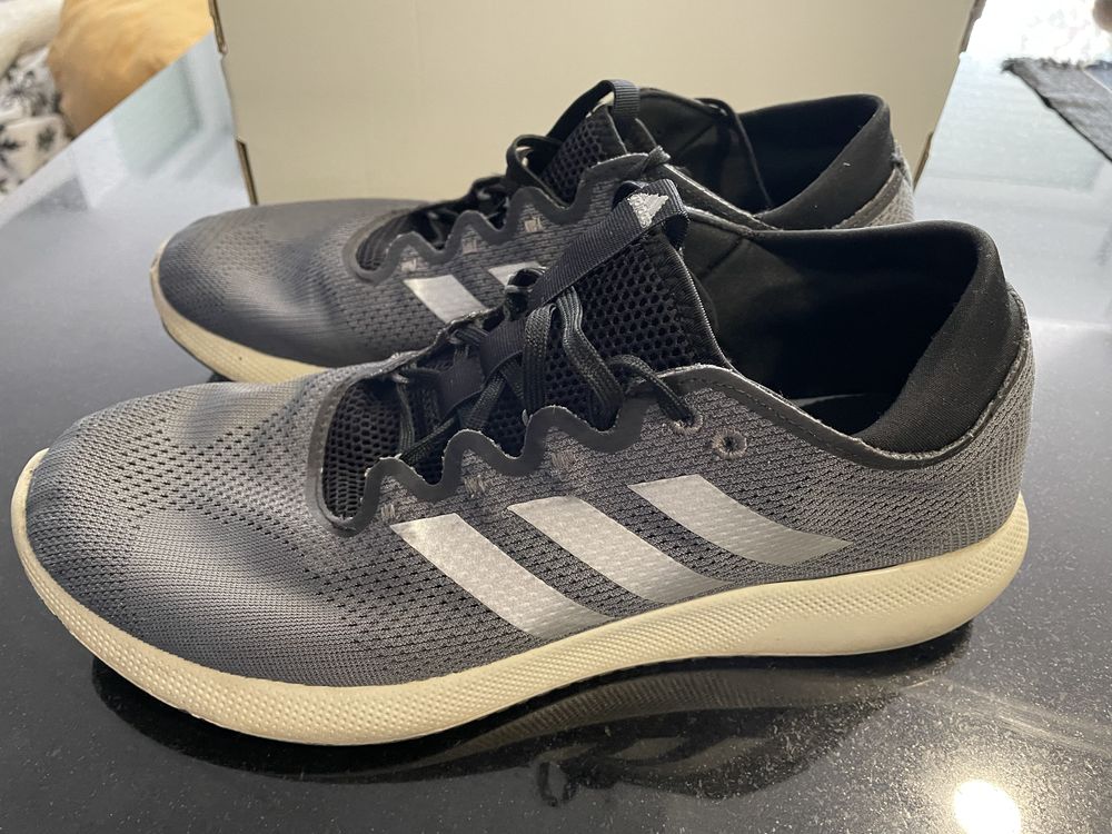 Tenis adidas cinzento