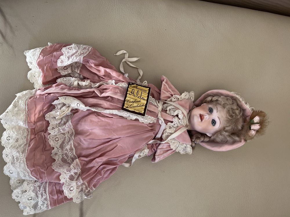 Boneca em porcelana