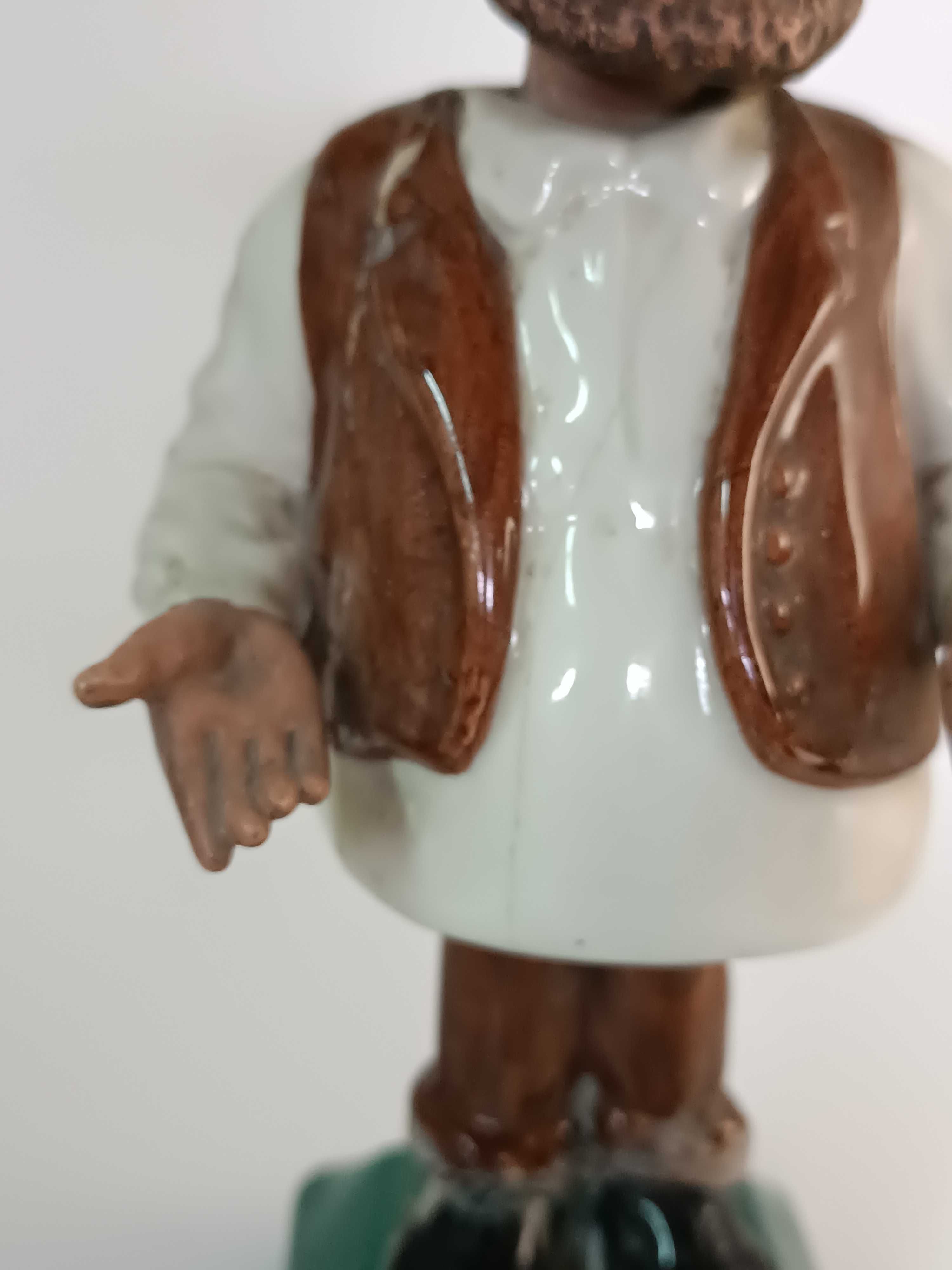 Figura de movimento Zé Povinho em faiança das Caldas. Para restauro